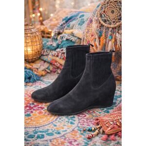 Aquatalia Black Suede Chelsea Wedge Boots Women’s 6.5 Pull On 2” Heel Boho Fun